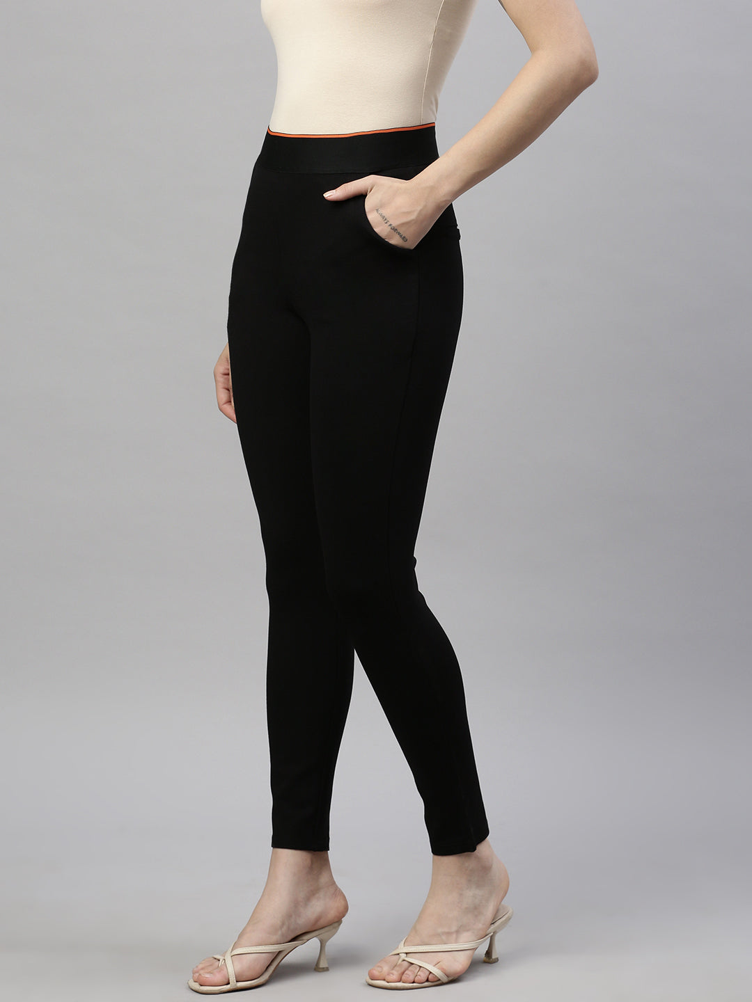 Women Solid  Black Slim Fit Jeggings