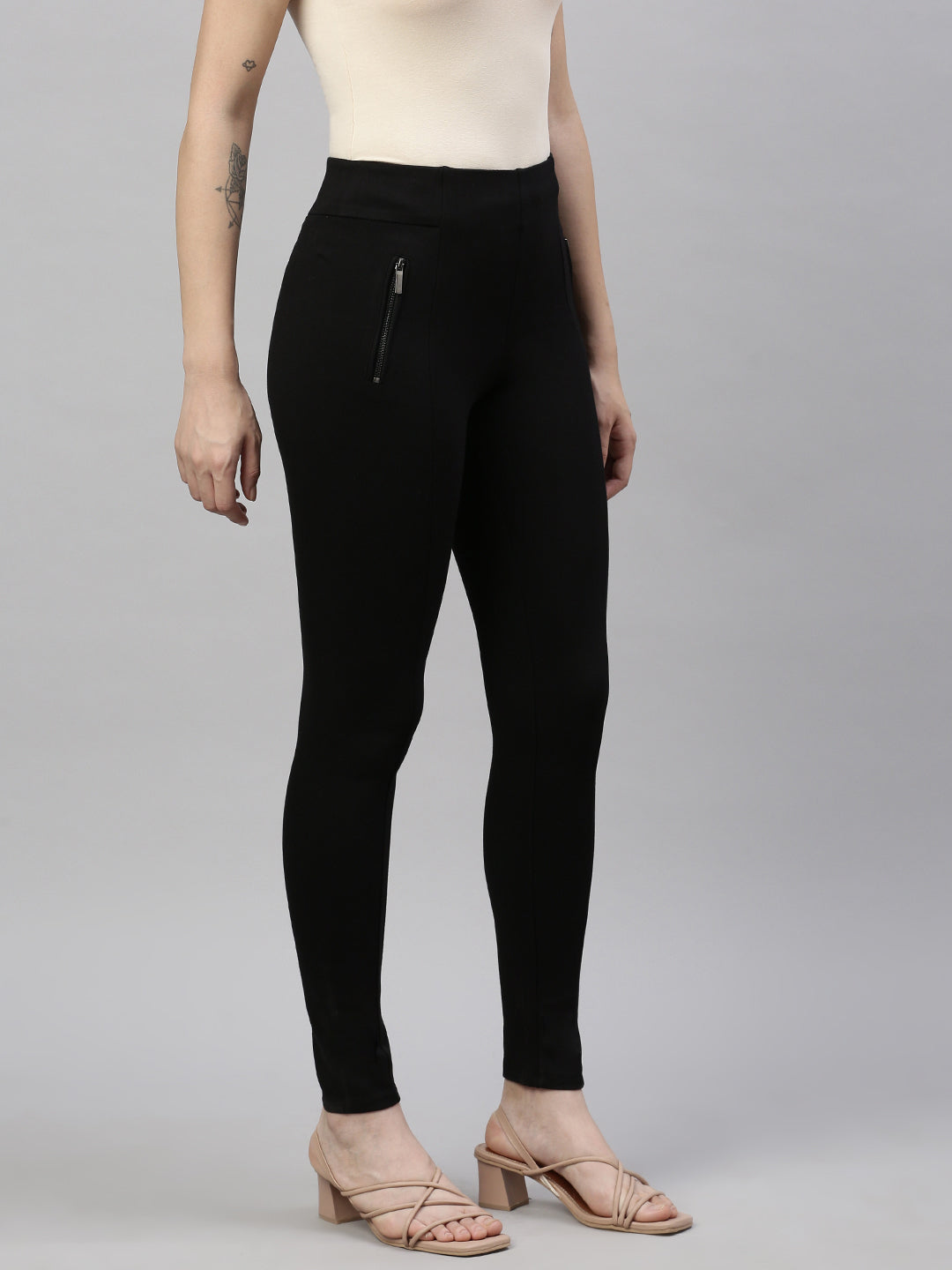 Women Solid  Black Slim Fit Jeggings