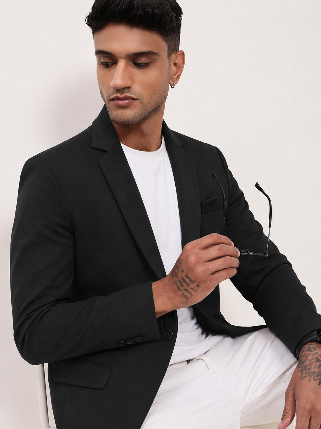 Men’s Black Single-Breasted Blazer with Notch Lapel Collar