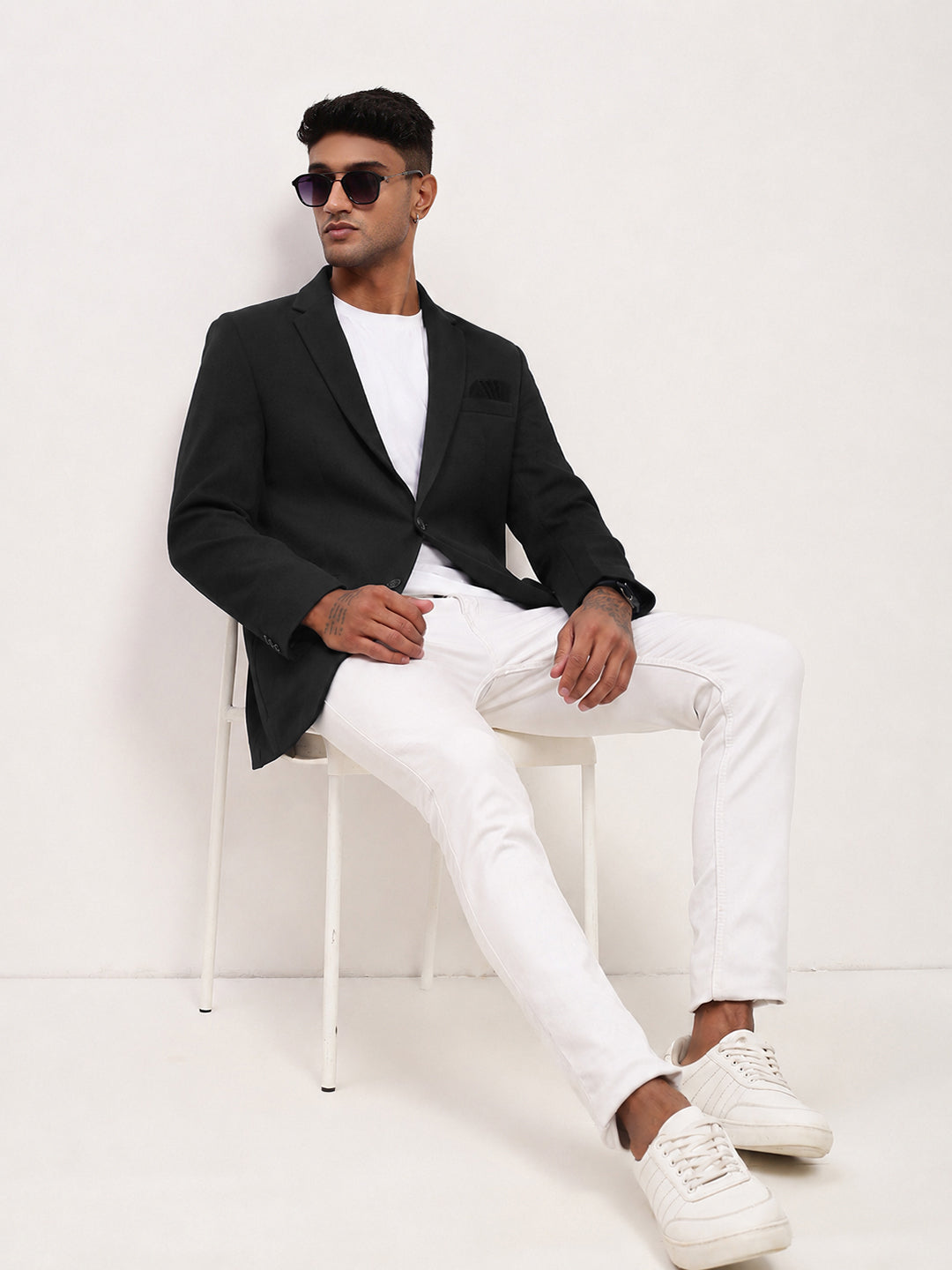 Men’s Black Single-Breasted Blazer with Notch Lapel Collar