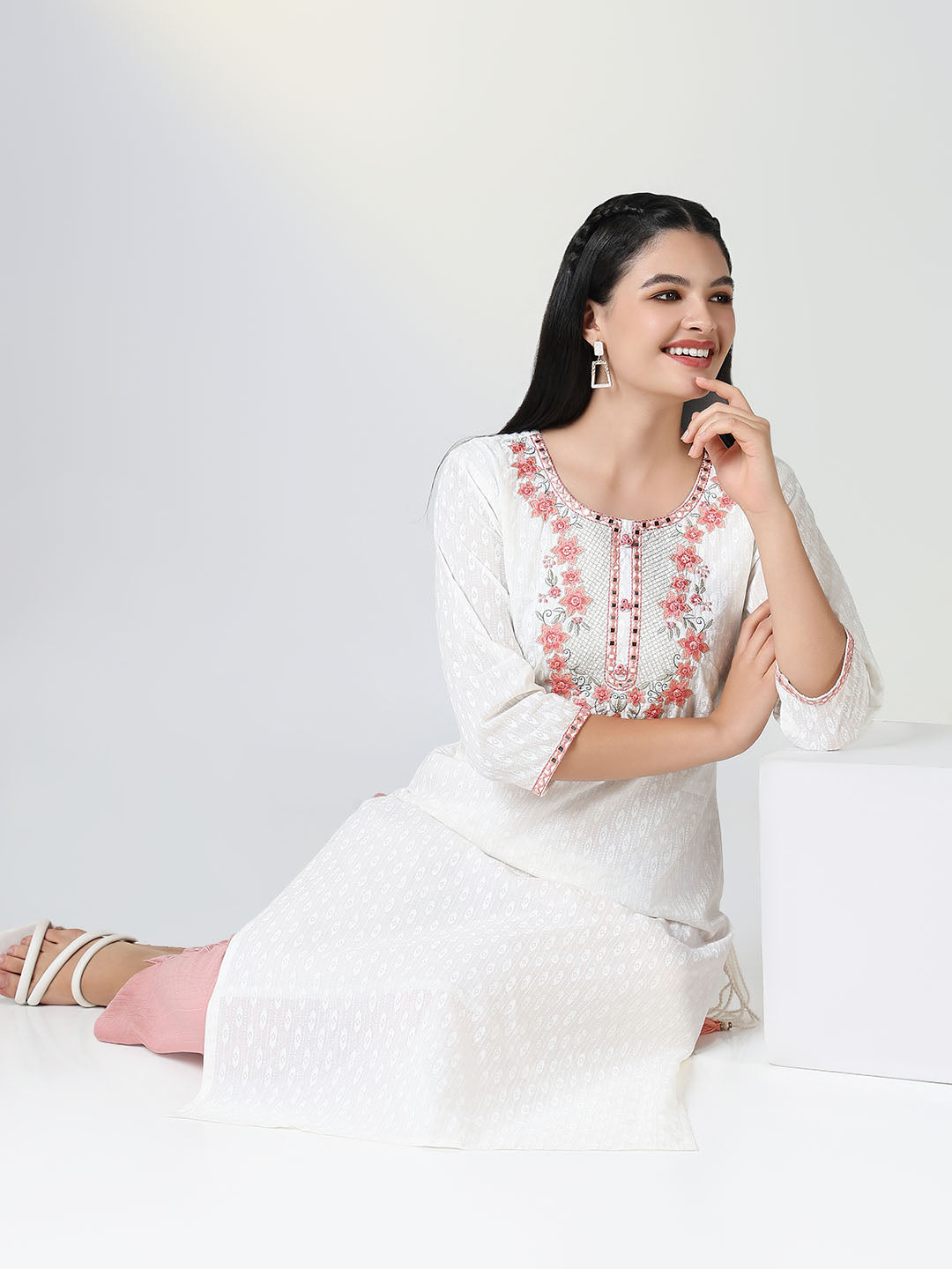 Women White Geometric Straight Kurta