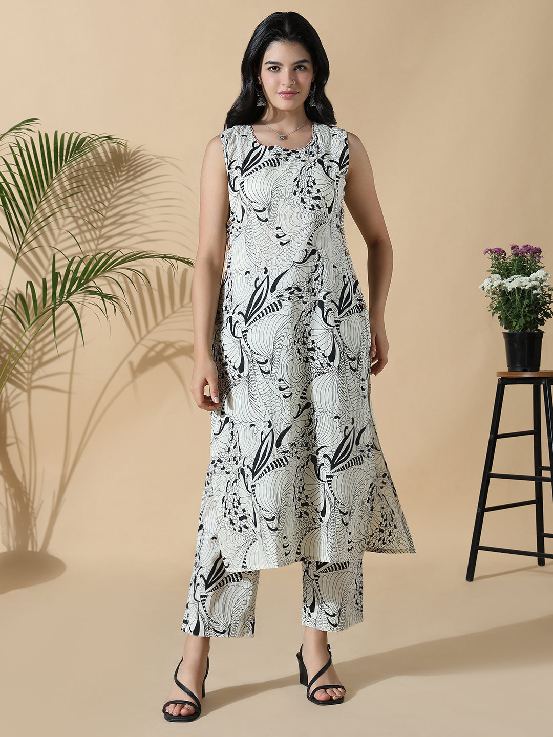 Women Floral Straight Off White Sleeveless Kurta Set