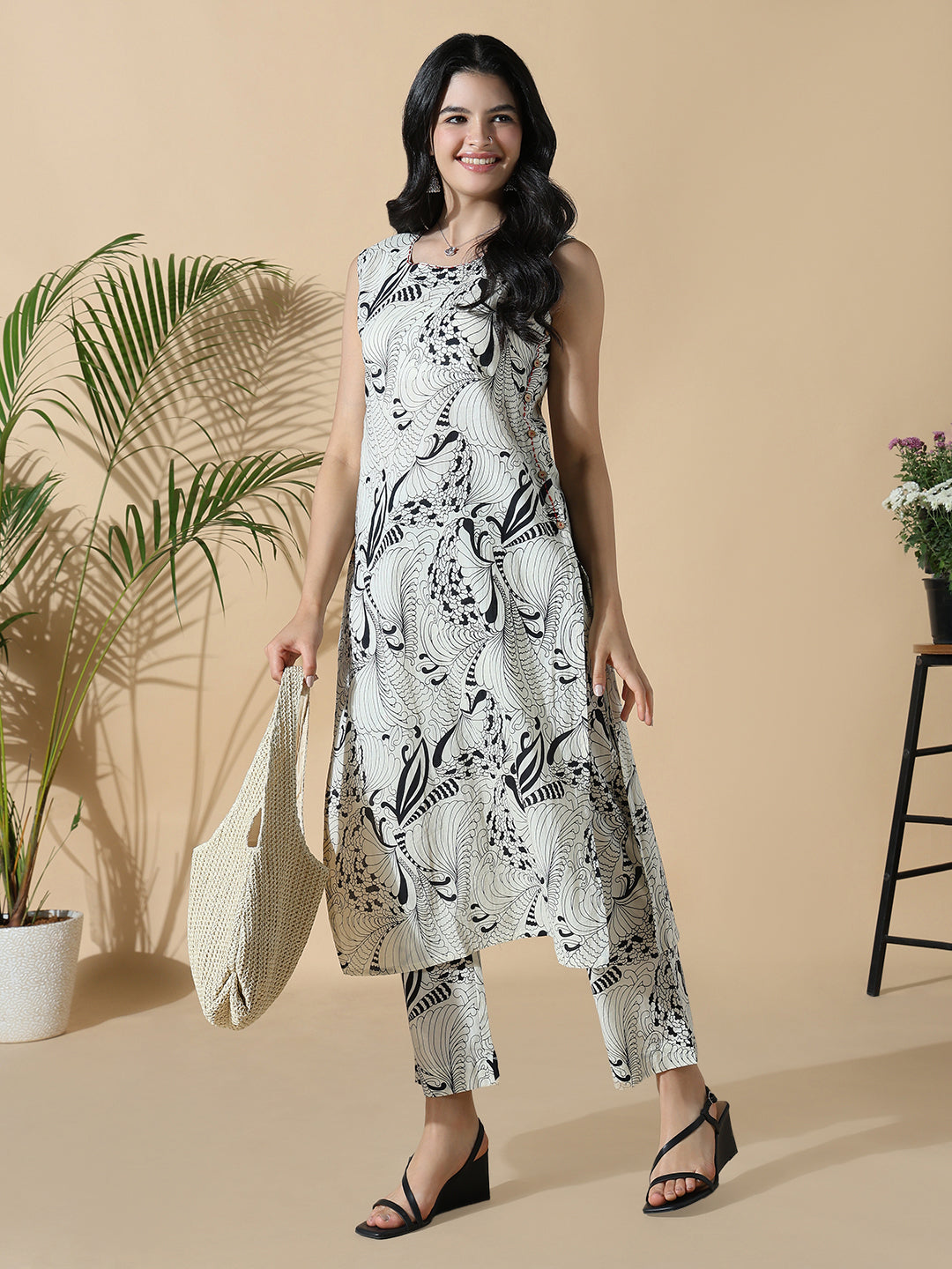 Women Floral Straight Off White Sleeveless Kurta Set