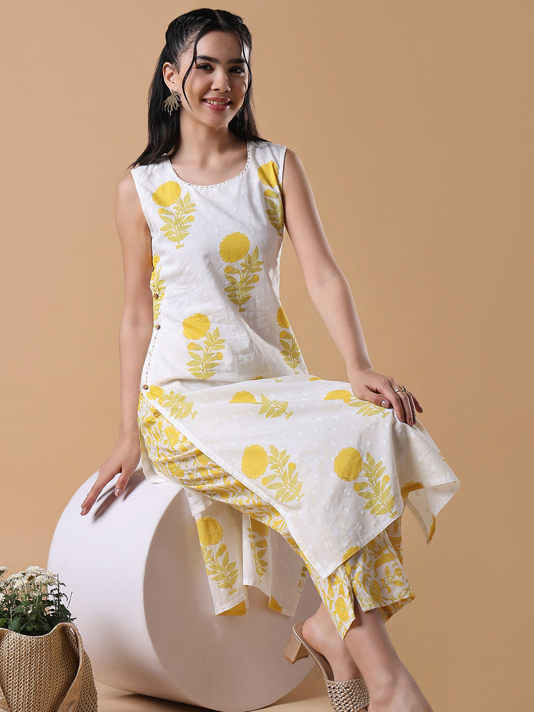 Women Floral Straight White Sleeveless Kurta Set