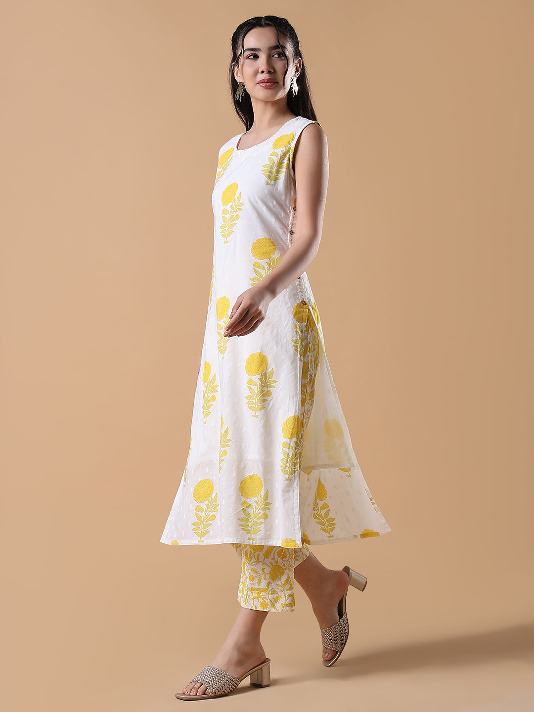 Women Floral Straight White Sleeveless Kurta Set