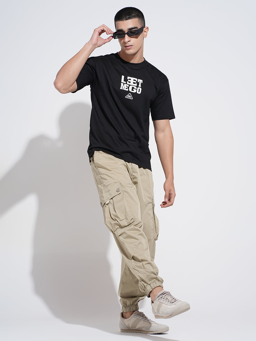 Men's Graphic Print Black Short Sleeves Round Neck Relaxed Fit T-Shirt