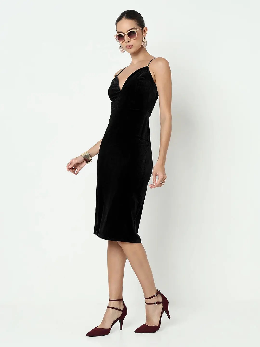 Women's Black Velvet Sweetheart Neck Bodycon Dress with Back Strap Detail - from SHOWOFFFF