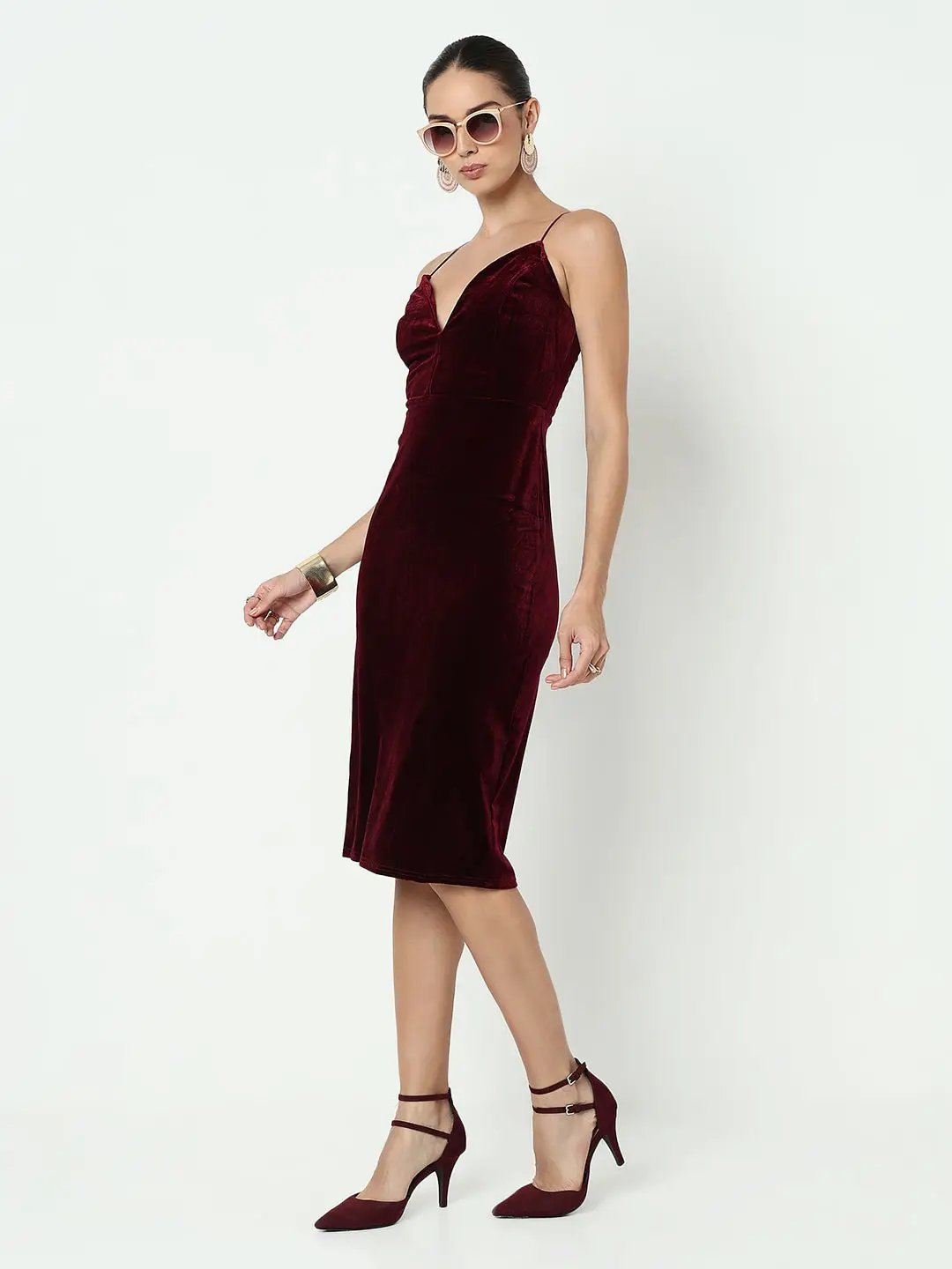 Women's Maroon Velvet Sweetheart Neck Bodycon Dress with Back Strap Detail - from SHOWOFFFF