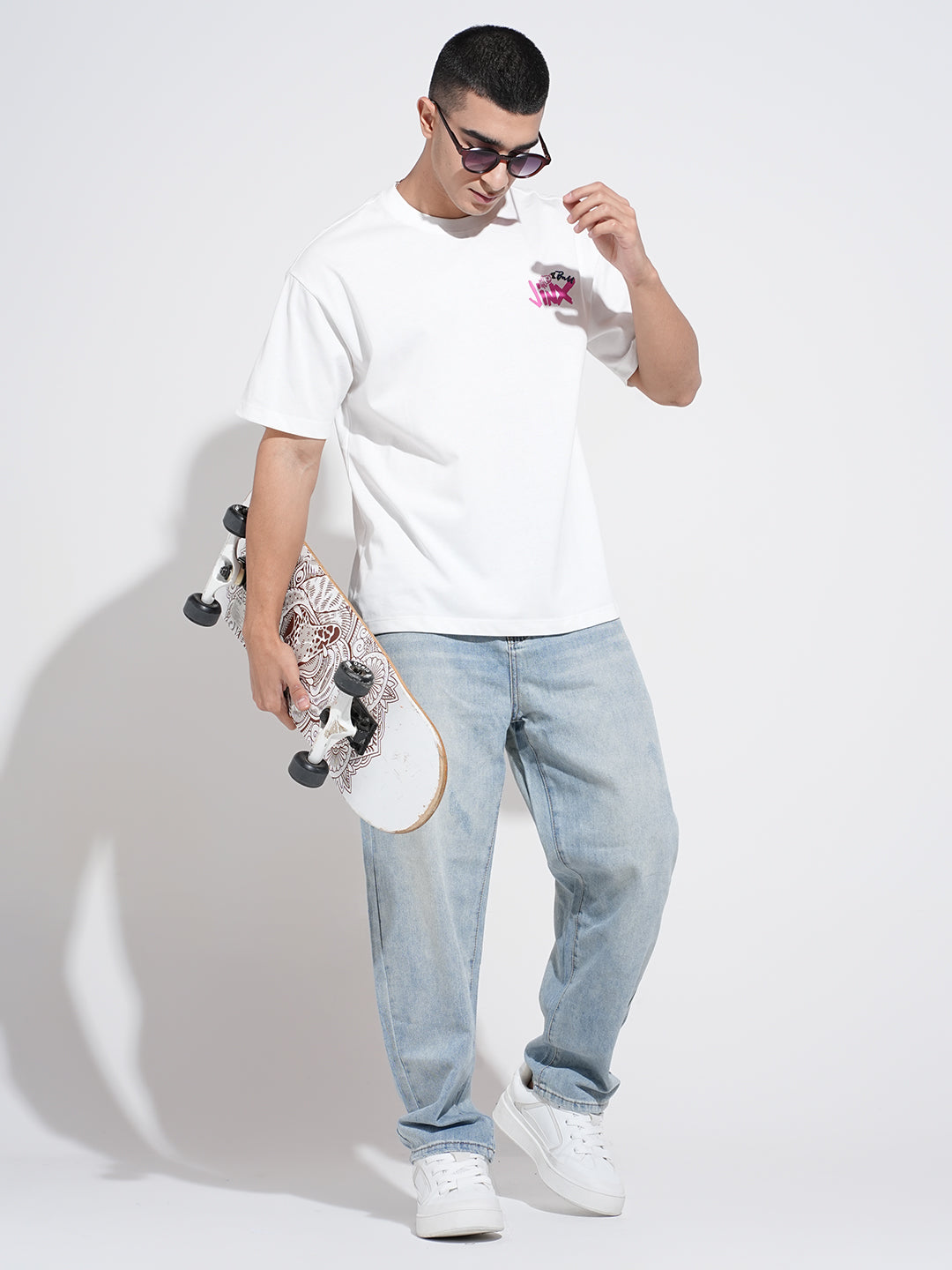 Men's Graphic Print White Short Sleeves Round Neck Relaxed Fit T-Shirt