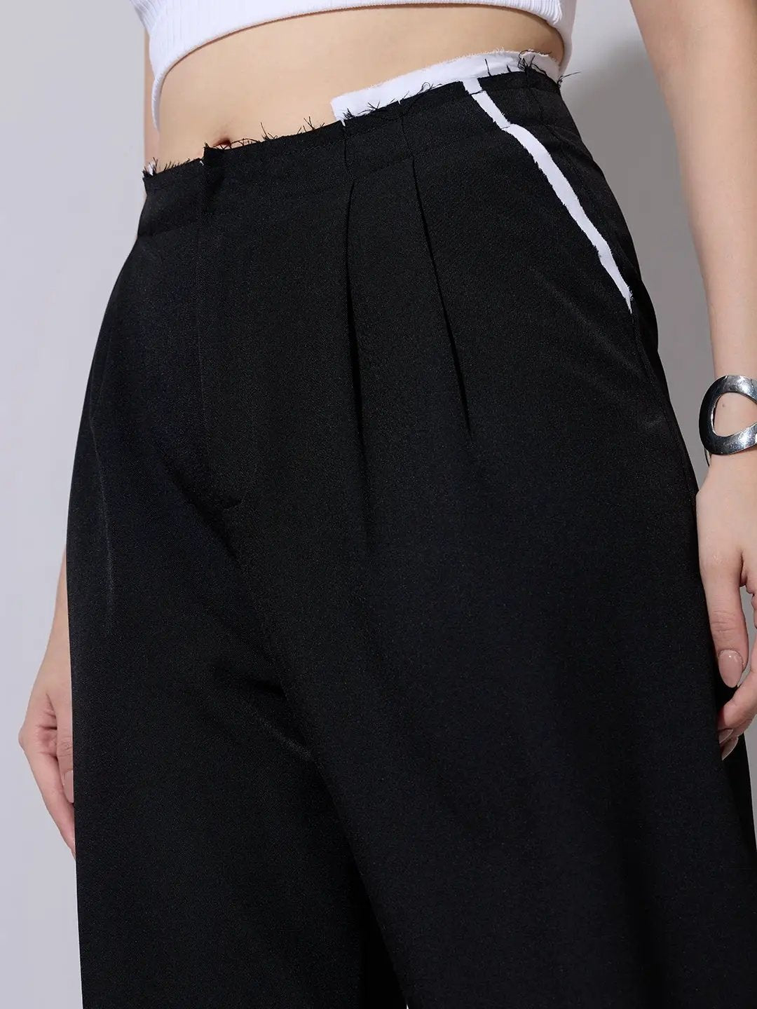 Women's Black Pleated Trousers with Contrast Waistband Detail - Uncategorized from SHOWOFFFF