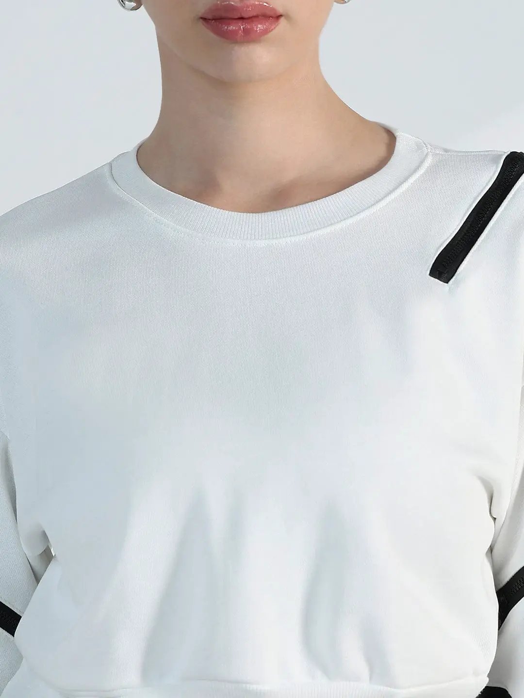 Women's White Oversized Sweatshirt with Zipper Detail - Uncategorized from SHOWOFFFF