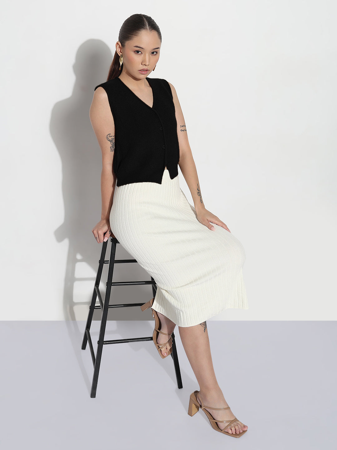 Women's Ribbed Black V-Neck Sleeveless Knitted Top