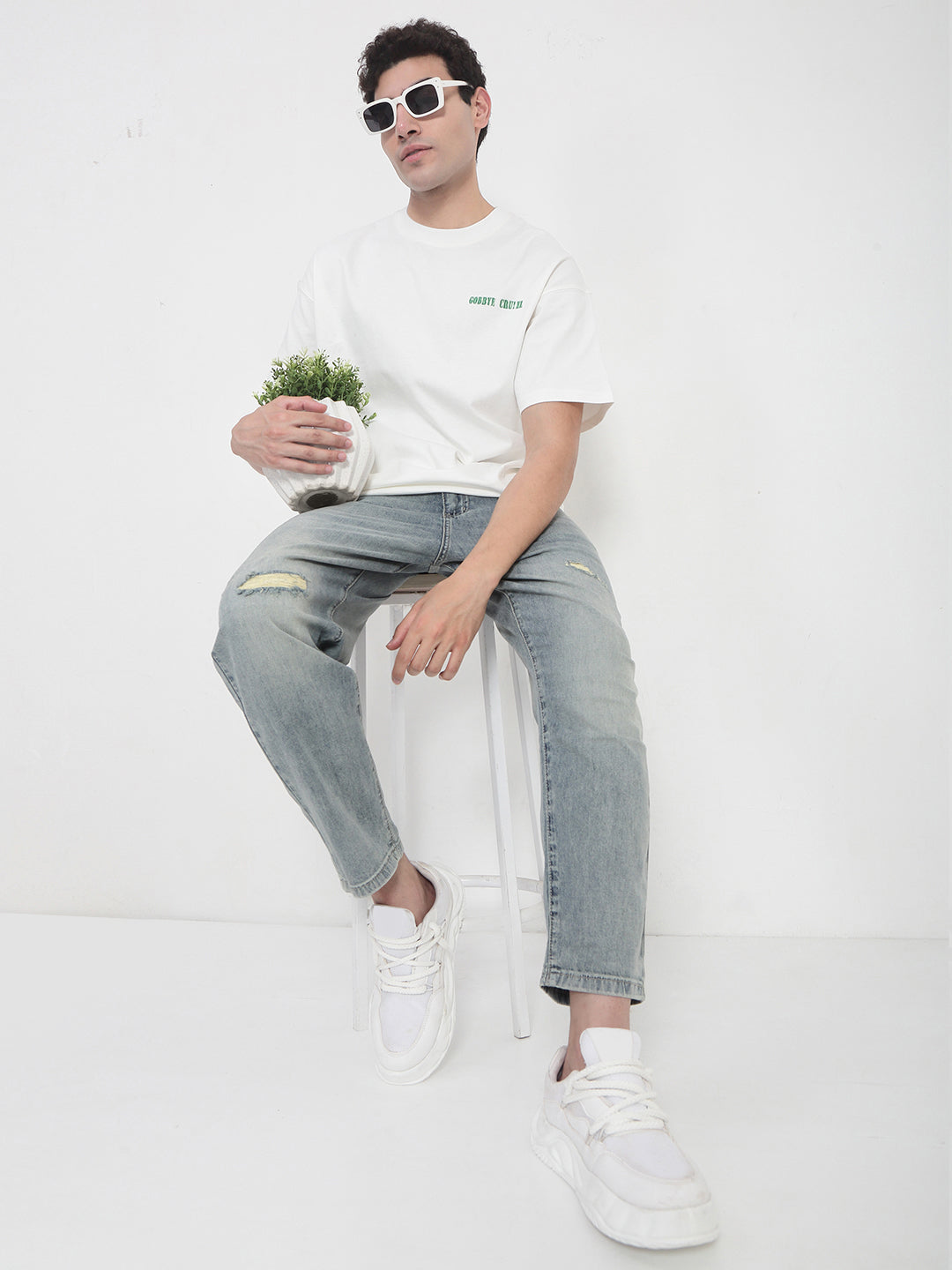 Men's Blue Distressed Relaxed Fit Jeans