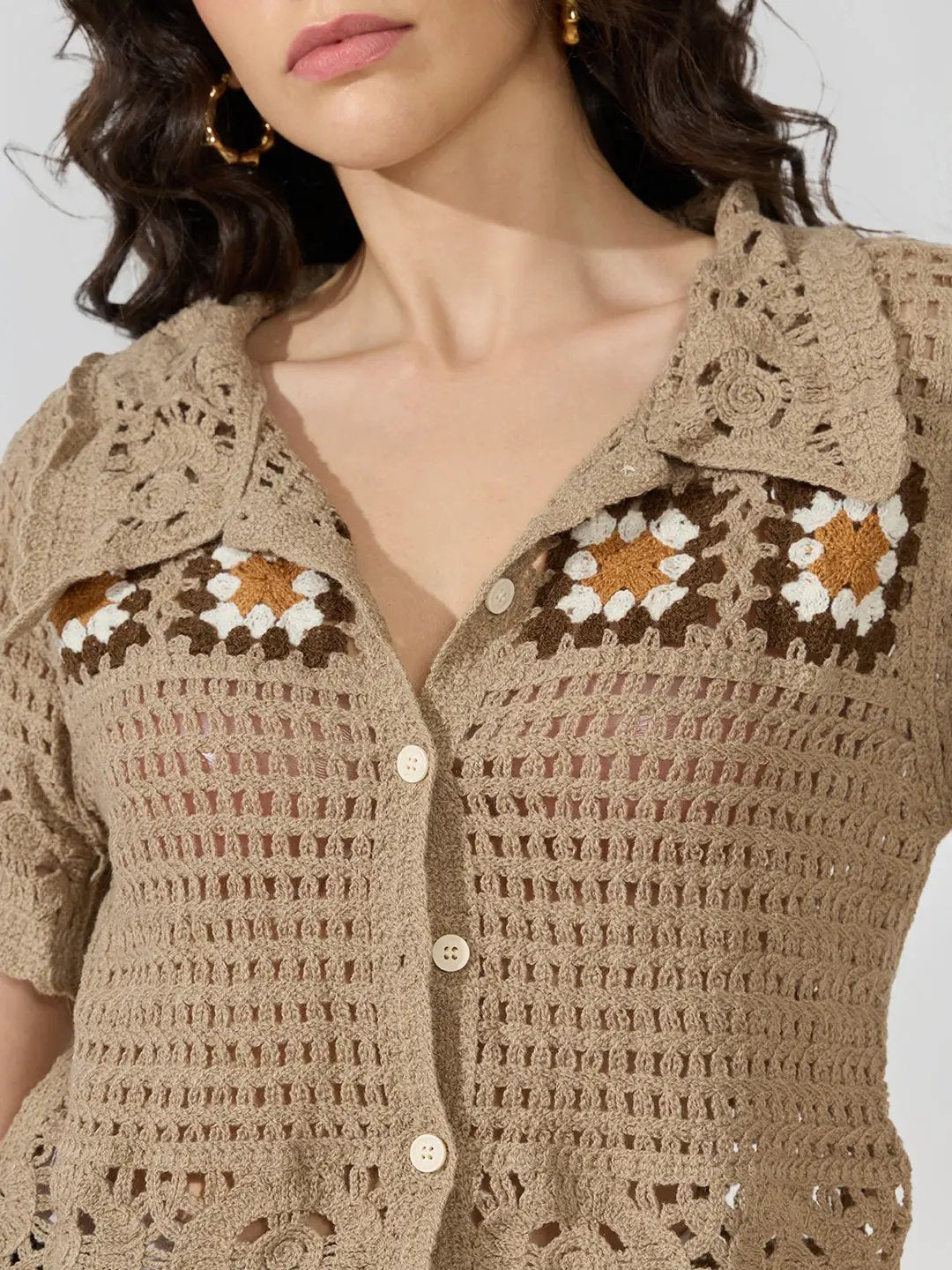 Women's Geometric Beige Collared Button Front Short Sleeve Top