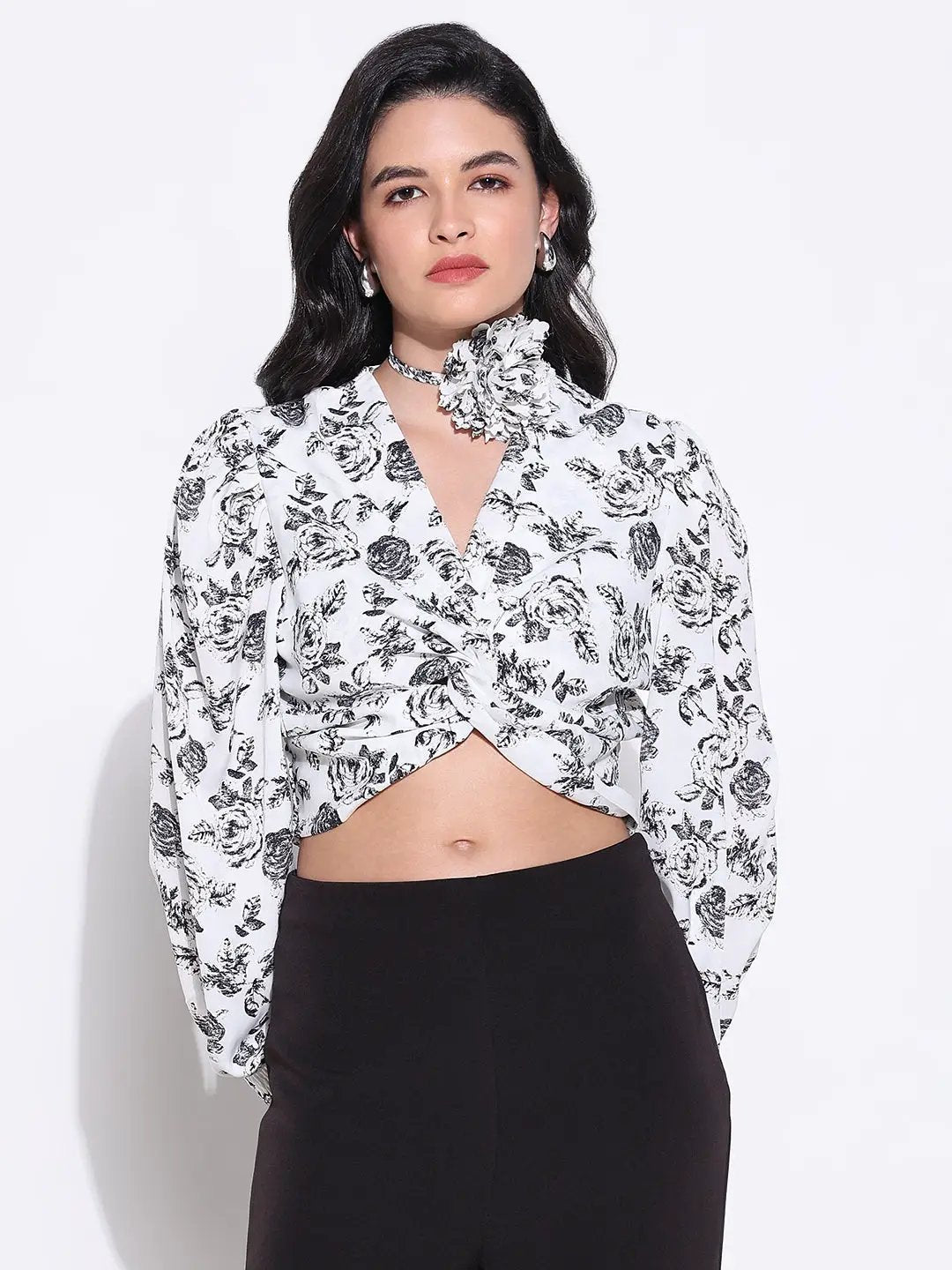 トップス FETICO FLOWER PRINT GATHERED TOP Shop Women's Floral Print White Knot Top with Flower Neck Tie