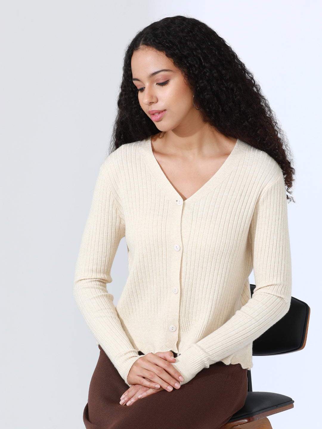 Women's Beige Ribbed V-Neck Top with Scalloped Hem