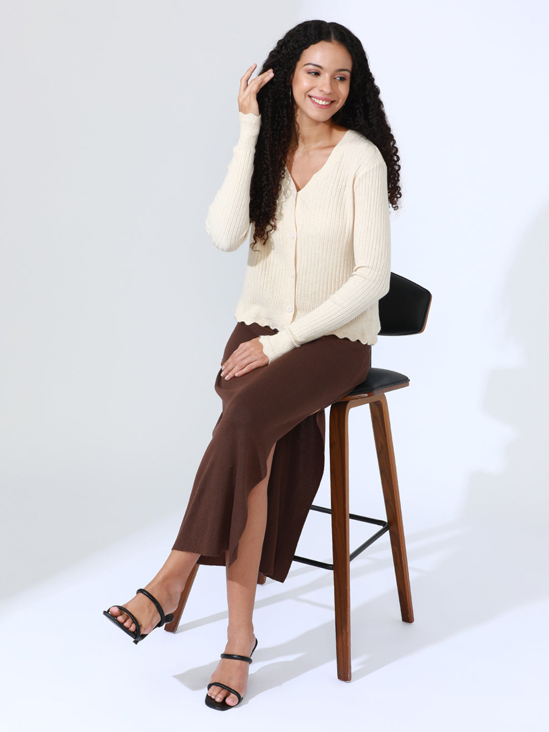 Women's Beige Ribbed V-Neck Top with Scalloped Hem