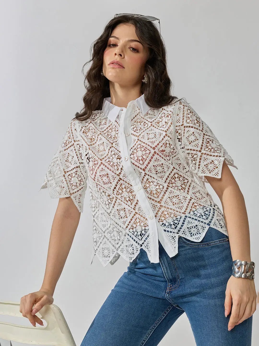 Women's Geometric Crochet White Short Sleeve Shirt with Contrast Collar