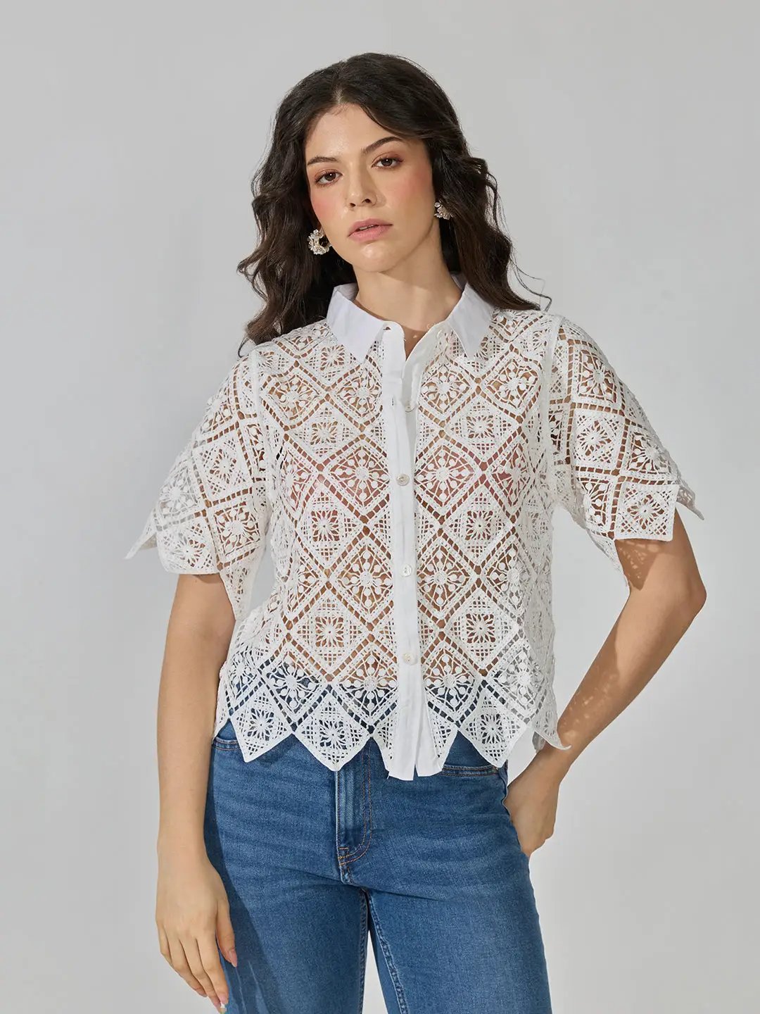 Women's Geometric Crochet White Short Sleeve Shirt with Contrast Collar