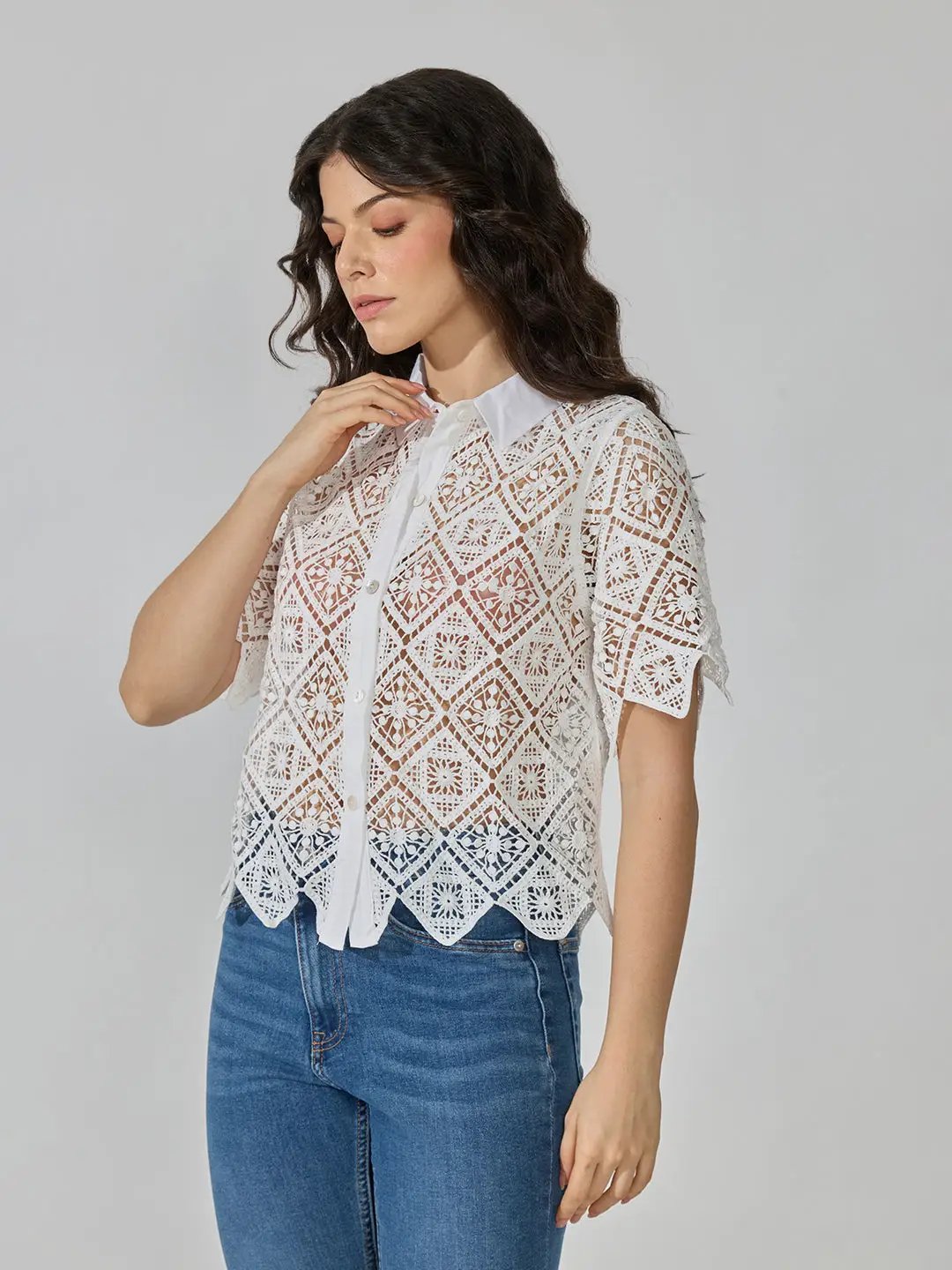 Women's Geometric Crochet White Short Sleeve Shirt with Contrast Collar