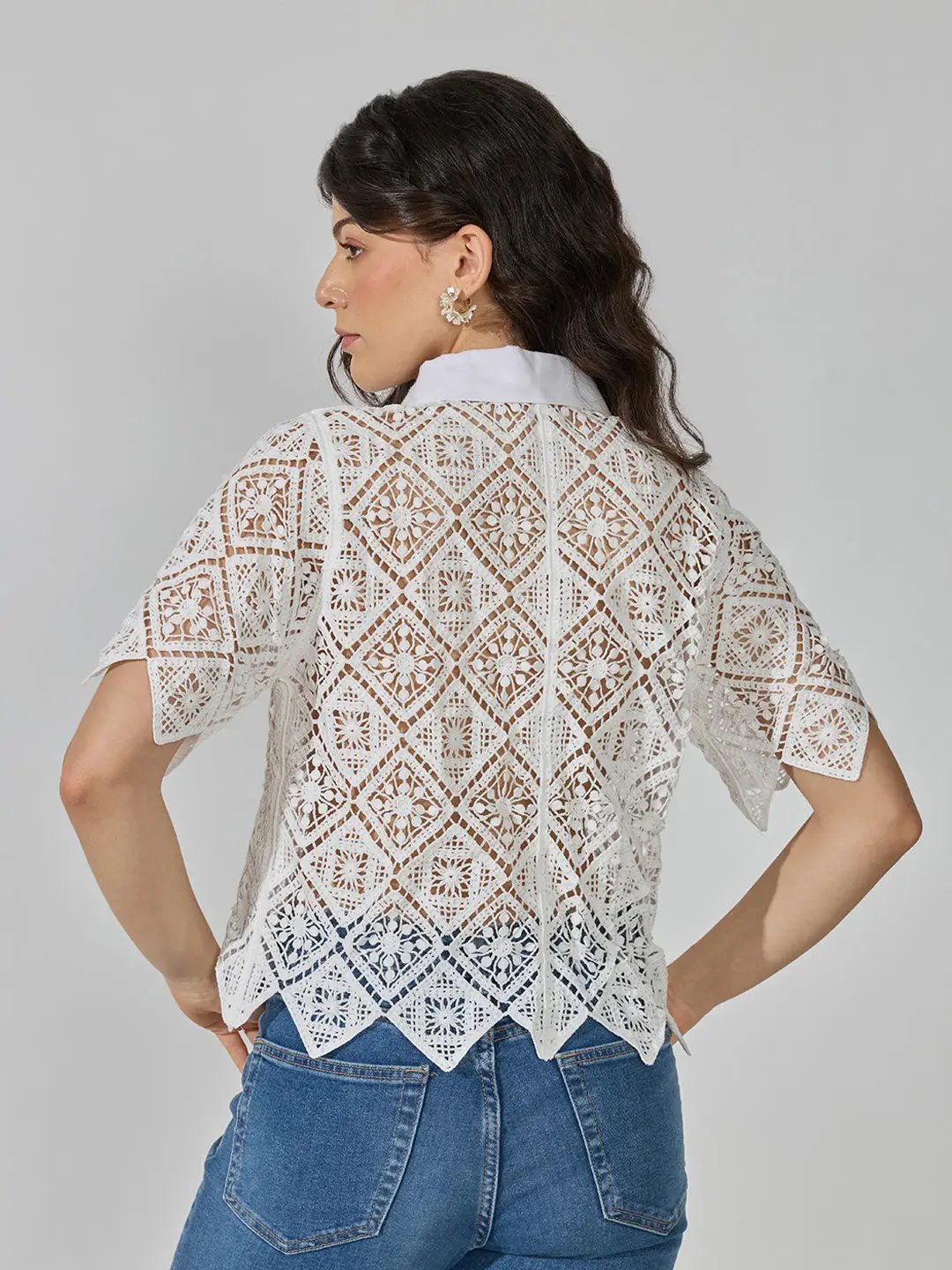 Women's Geometric Crochet White Short Sleeve Shirt with Contrast Collar