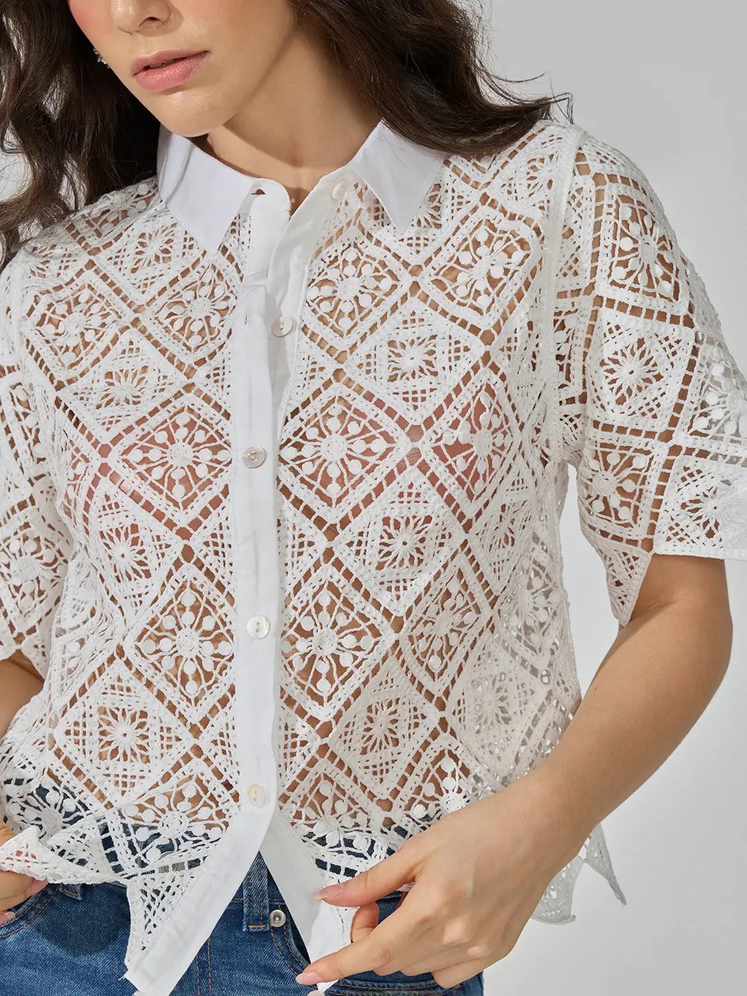 Women's Geometric Crochet White Short Sleeve Shirt with Contrast Collar