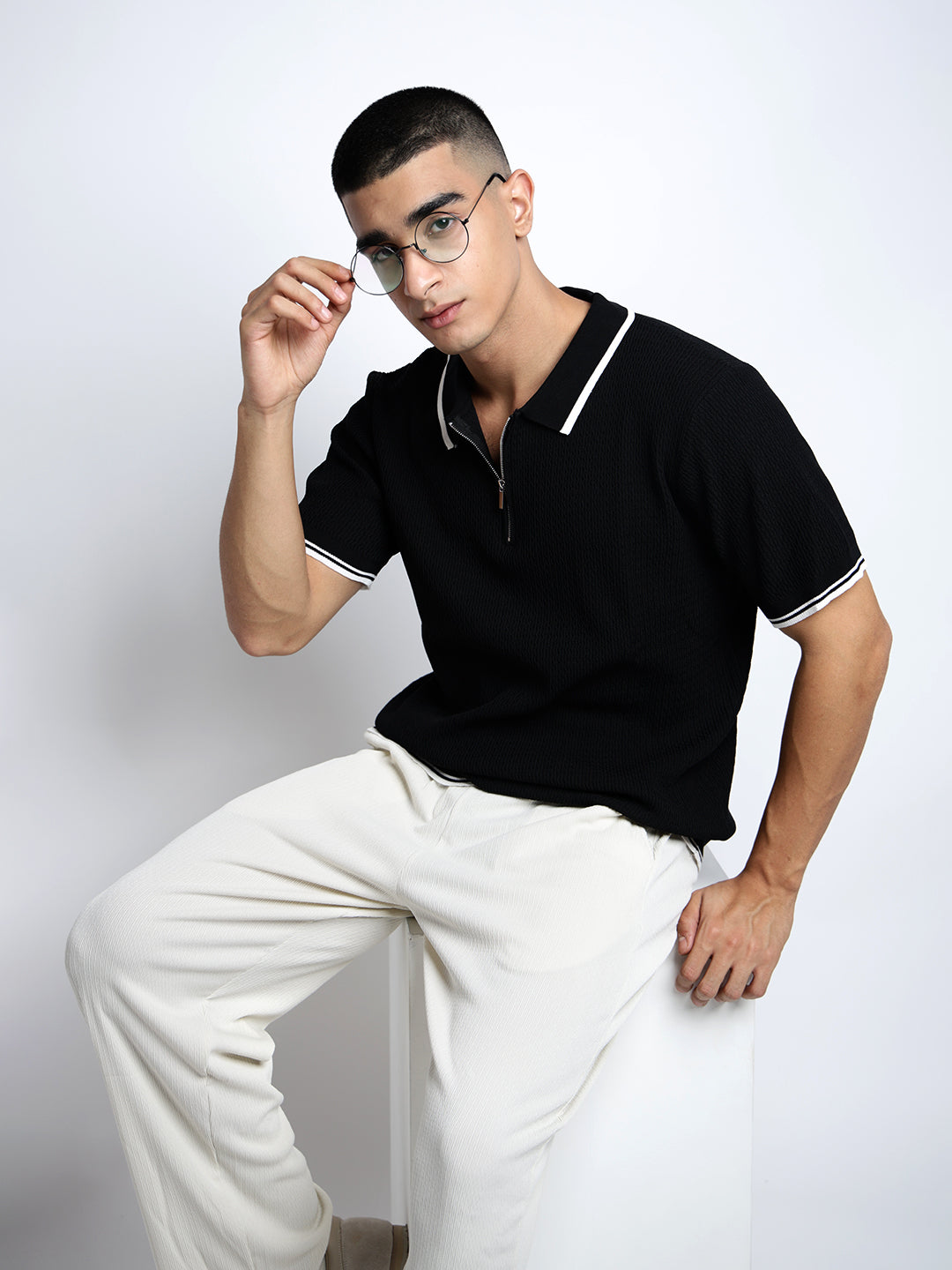 Men's Textured Black Short Sleeves Polo Collar Regular Fit T-Shirt with Zip Details