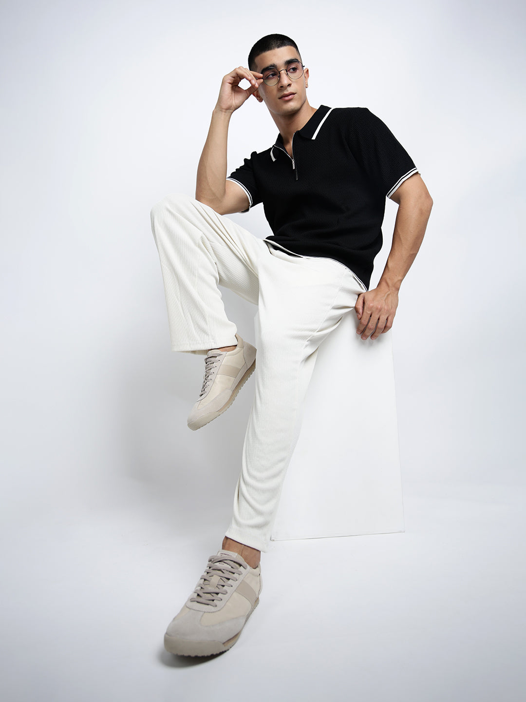 Men's Textured Black Short Sleeves Polo Collar Regular Fit T-Shirt with Zip Details