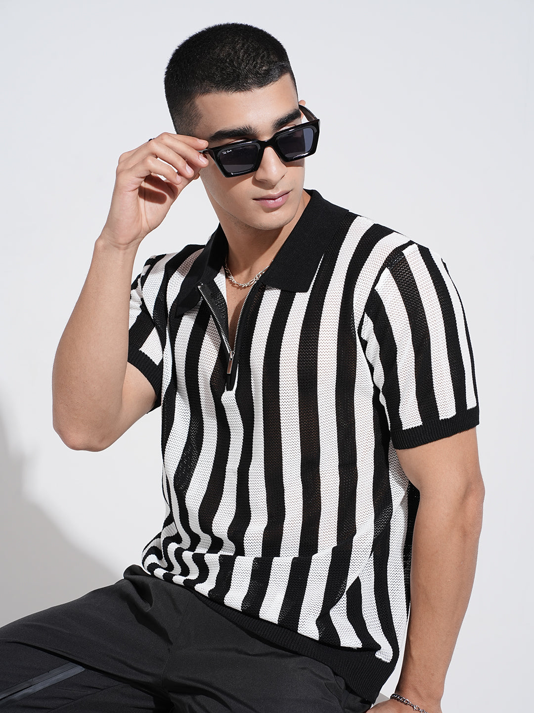 Men's Striped Black Textured Short Sleeves Polo Collar Regular Fit T-Shirt with Zip Details