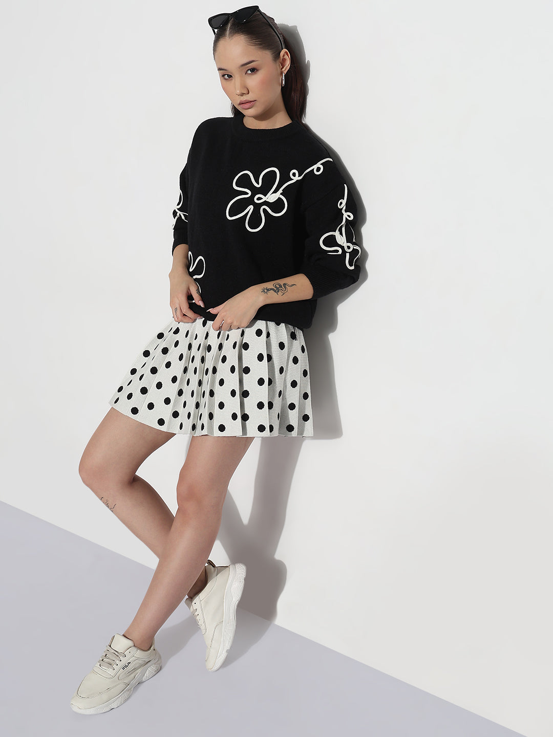 Women's Floral Embroidered Black Round Neck Knit Pullover Top