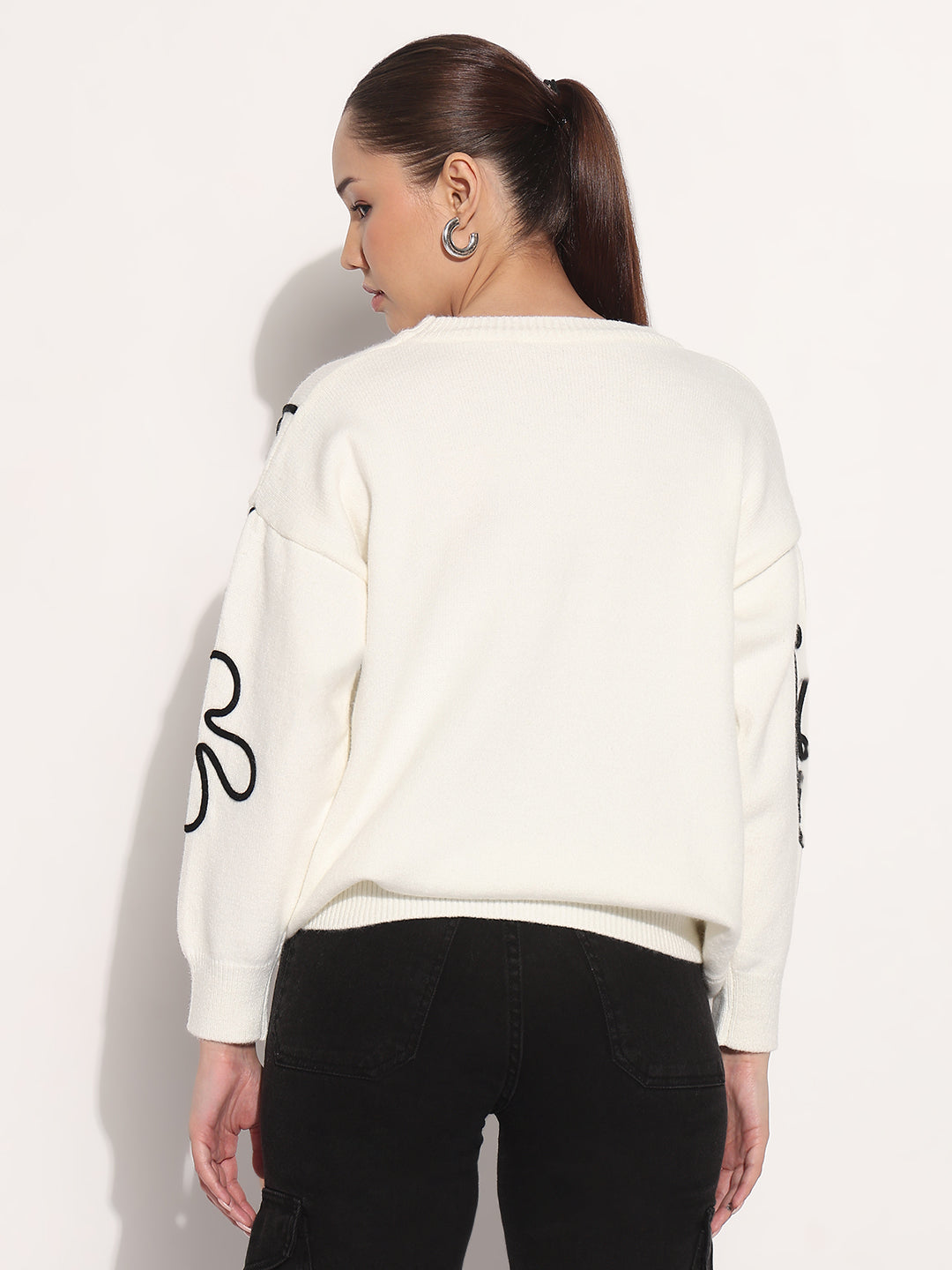 Women's Floral Embroidered White Round Neck Knit Pullover Top