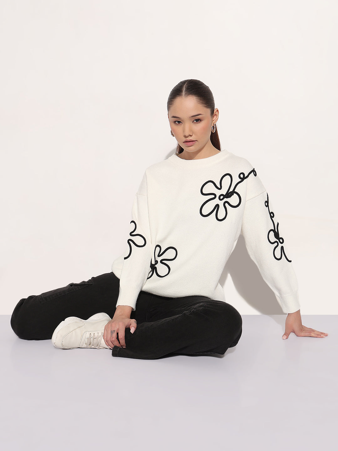 Women's Floral Embroidered White Round Neck Knit Pullover Top