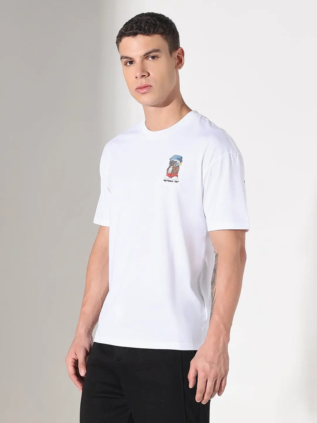 Men's Graphic Print White Short Sleeves Round Neck Relaxed Fit T-Shirt - from SHOWOFFFF