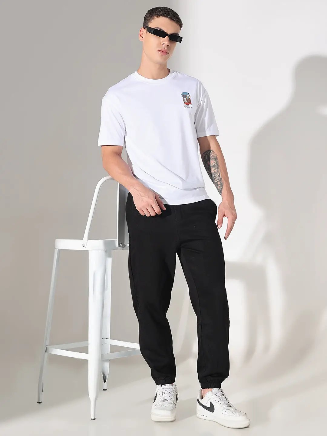 Men's Graphic Print White Short Sleeves Round Neck Relaxed Fit T-Shirt - from SHOWOFFFF