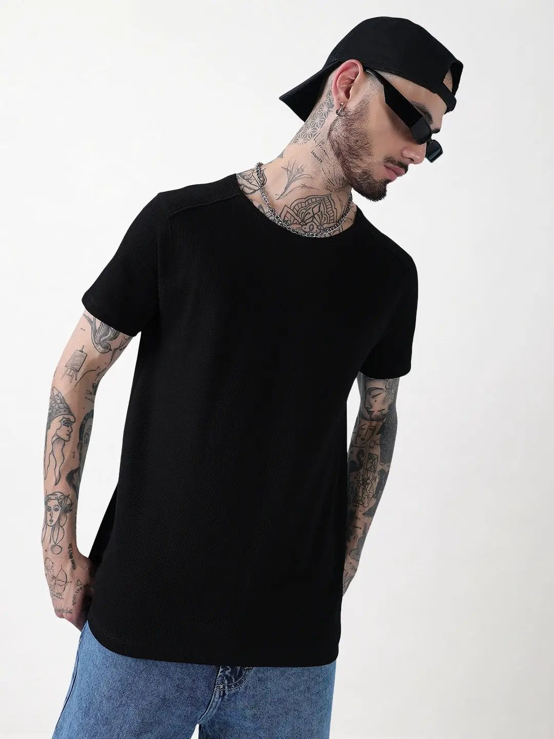 Men's Black Solid Round Neck T-Shirt - Uncategorized from SHOWOFFFF