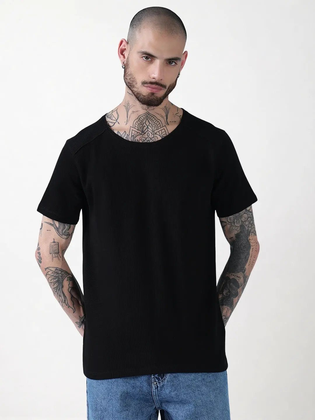 Men's Black Solid Round Neck T-Shirt - Uncategorized from SHOWOFFFF