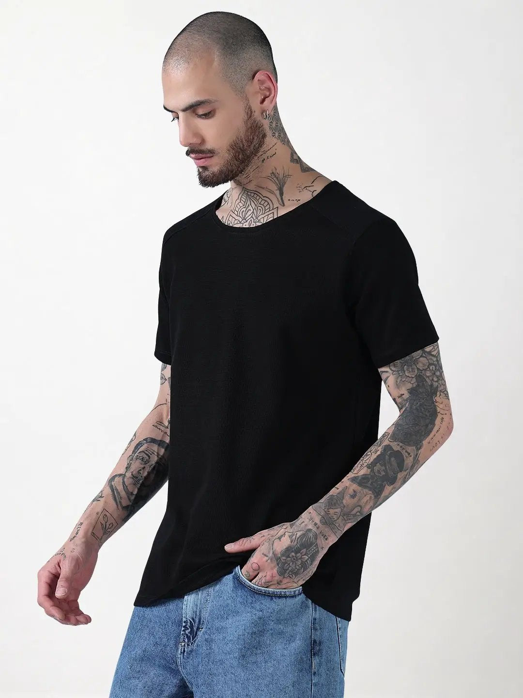 Men's Black Solid Round Neck T-Shirt - Uncategorized from SHOWOFFFF