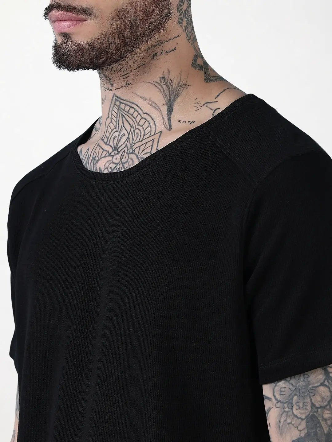 Men's Black Solid Round Neck T-Shirt - Uncategorized from SHOWOFFFF