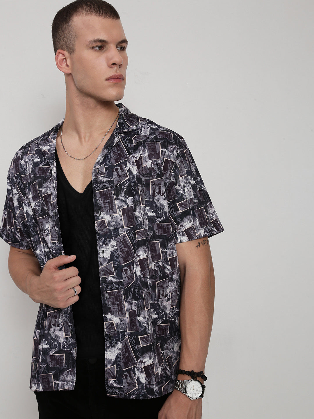 Men's Black Short Sleeves V-Neck Regular Fit T-Shirt