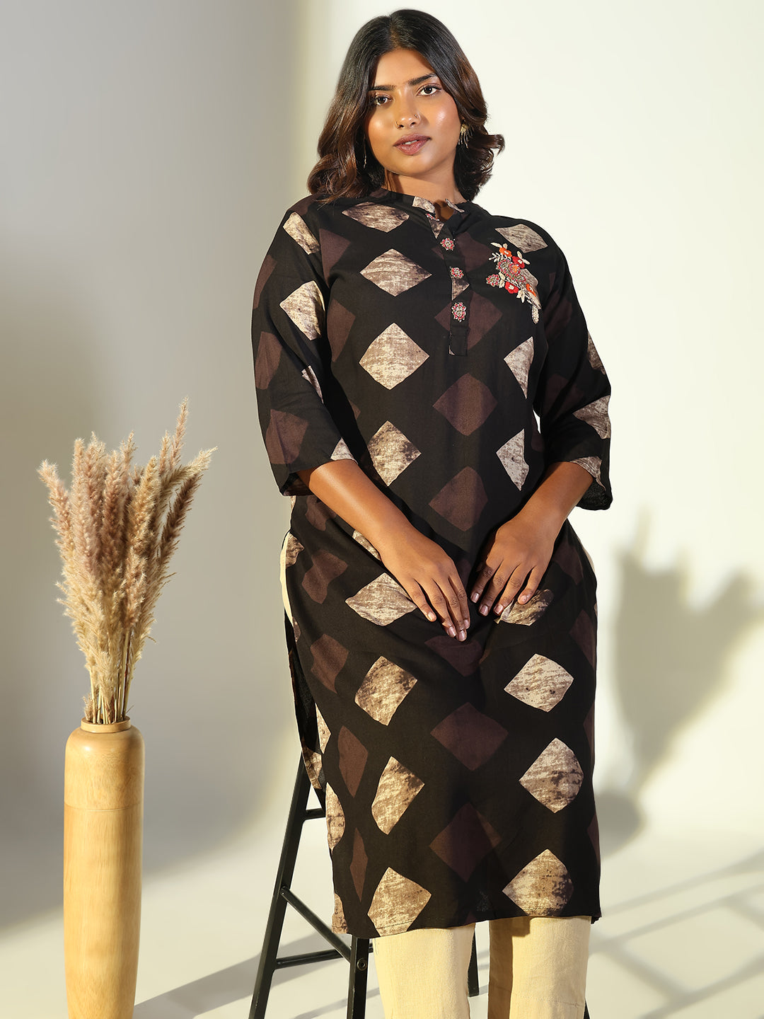 Women Black Geometric Straight Kurta