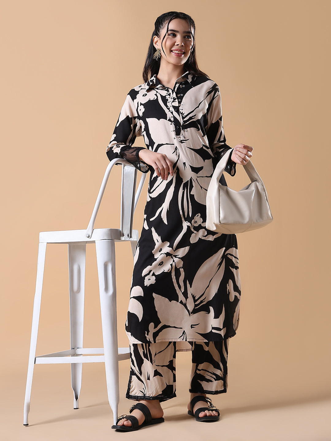 Women Floral Straight Black & White Kurta Set