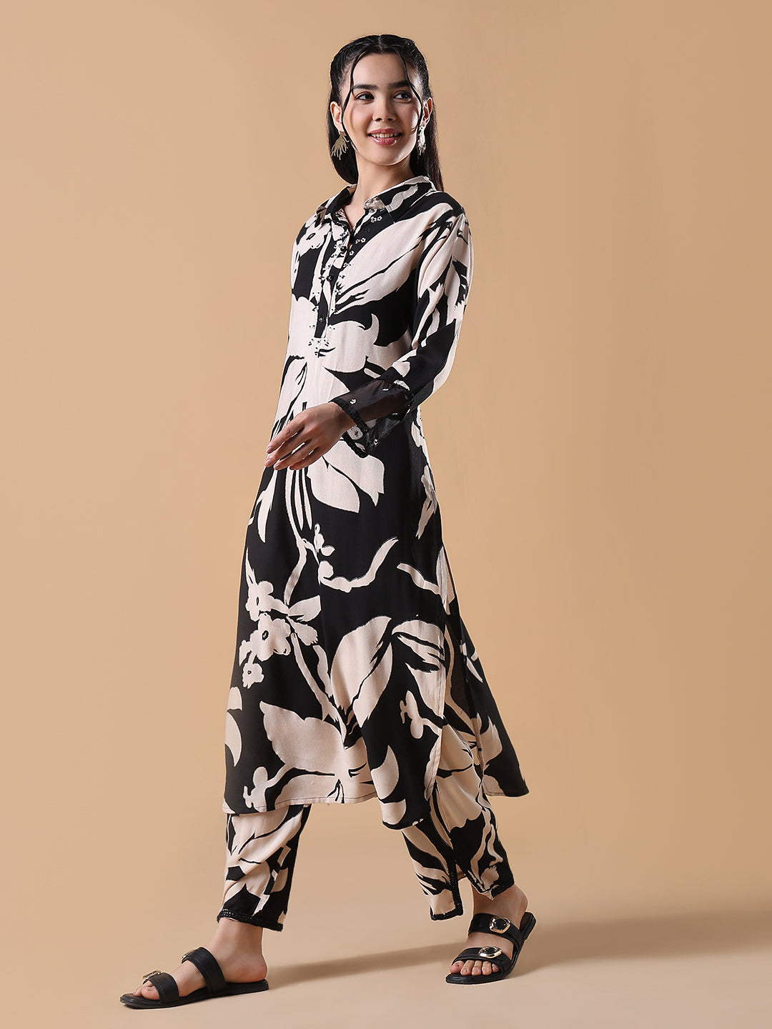 Women Floral Straight Black & White Kurta Set