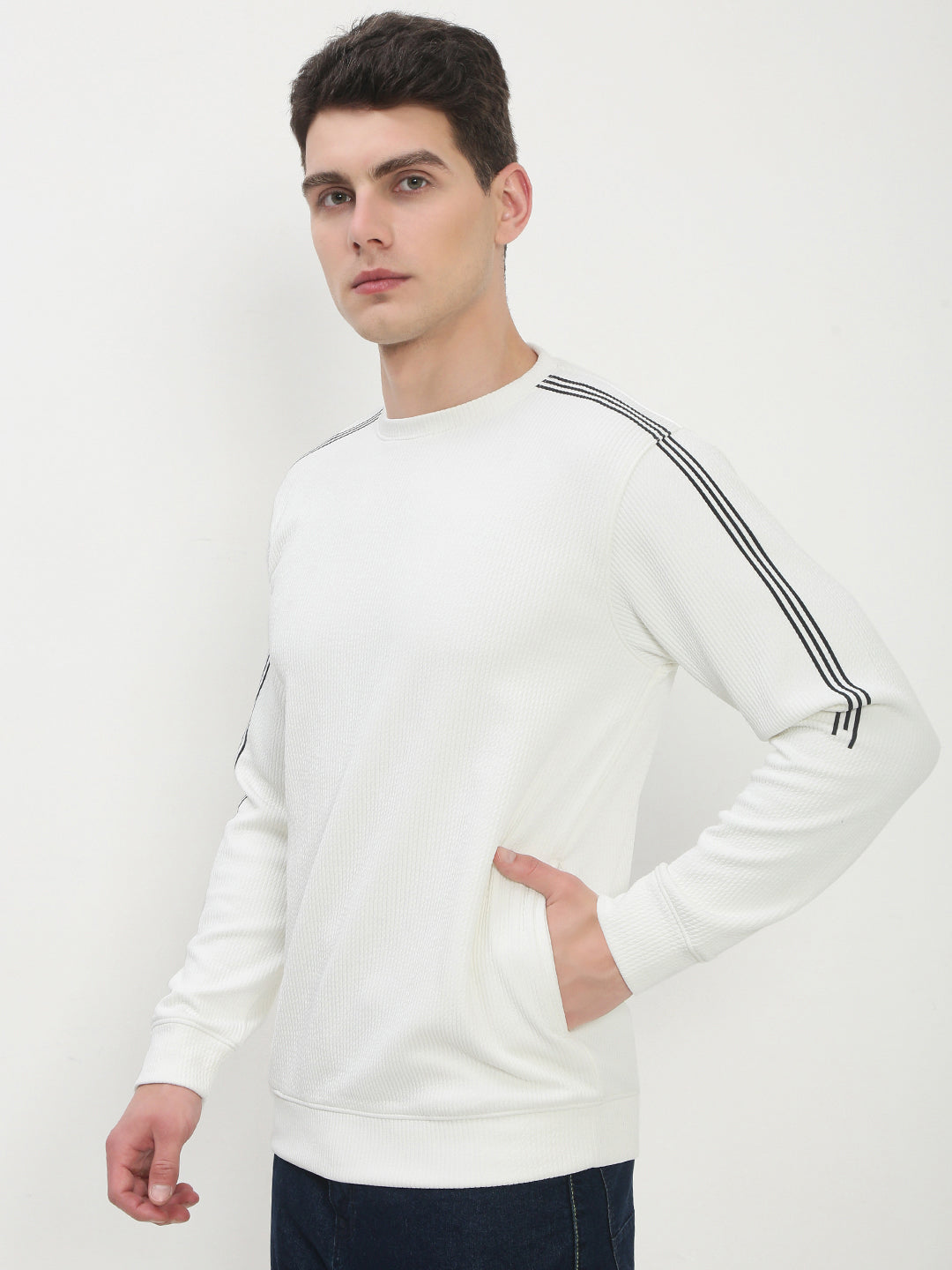 Men's White Solid Round Neck Pullover Sweatshirt