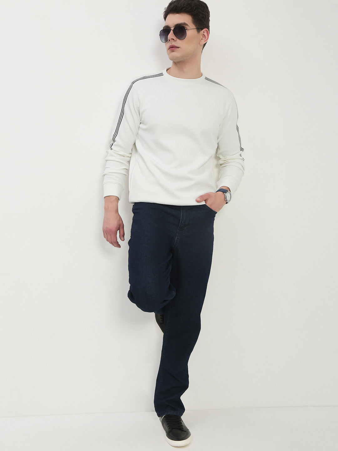 Men's White Solid Round Neck Pullover Sweatshirt