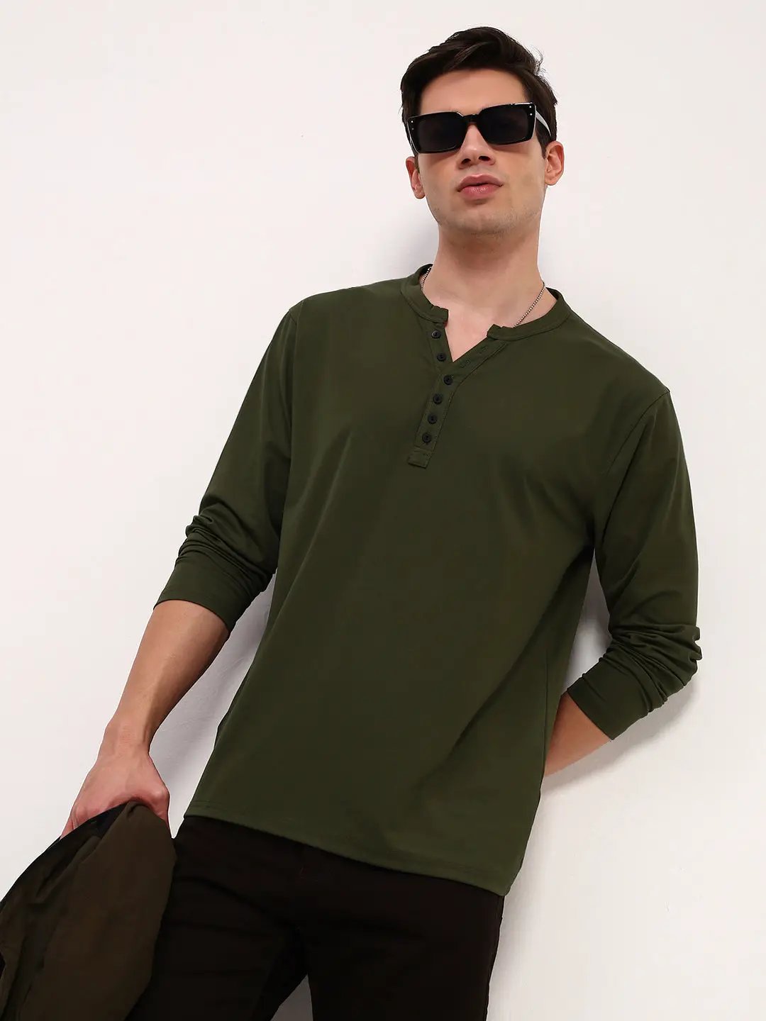 Buy Men's Green Solid Henley Neck T-Shirt Online | Showoffff