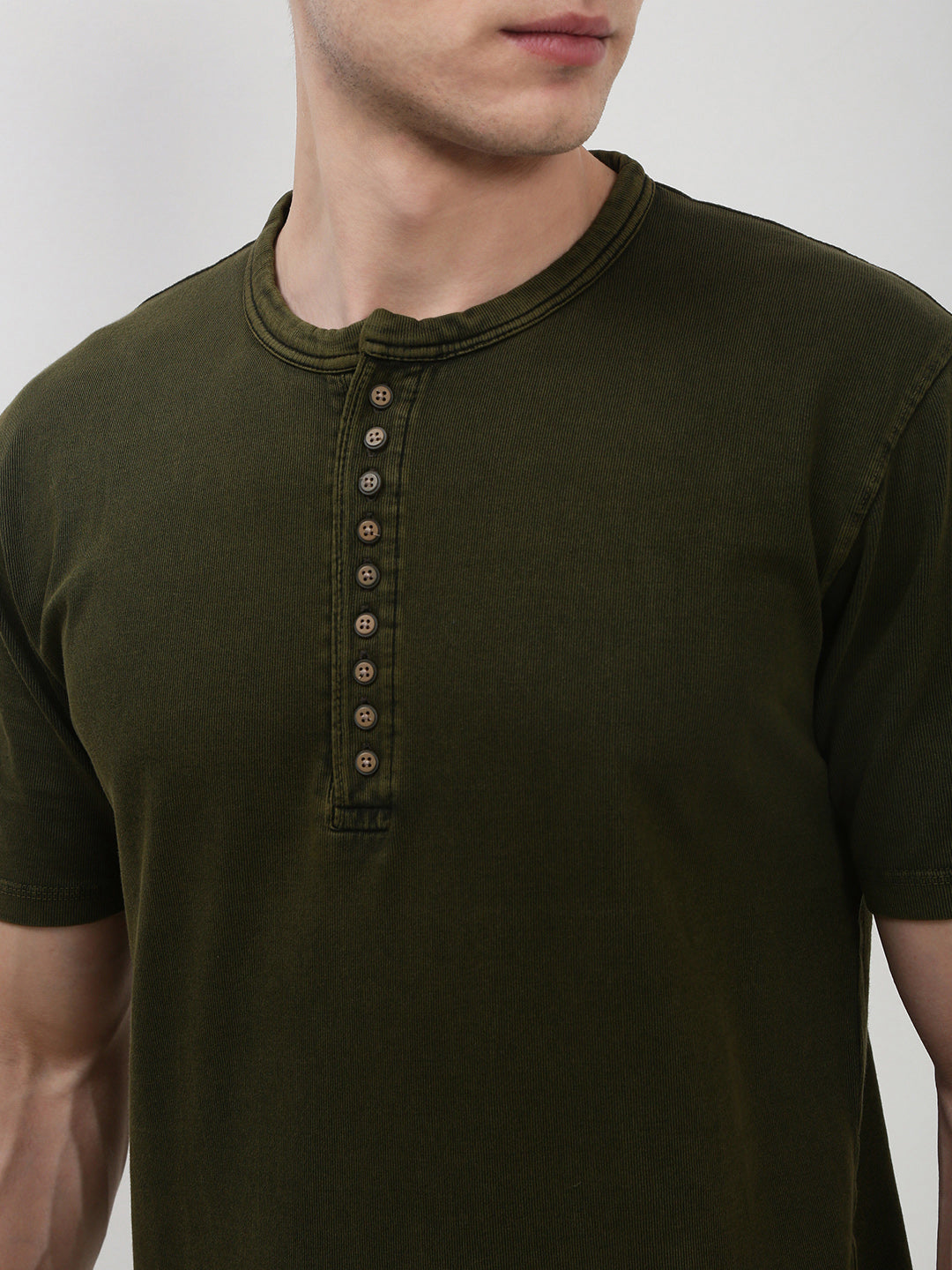 Men's Green Solid Henley Collar T-Shirt