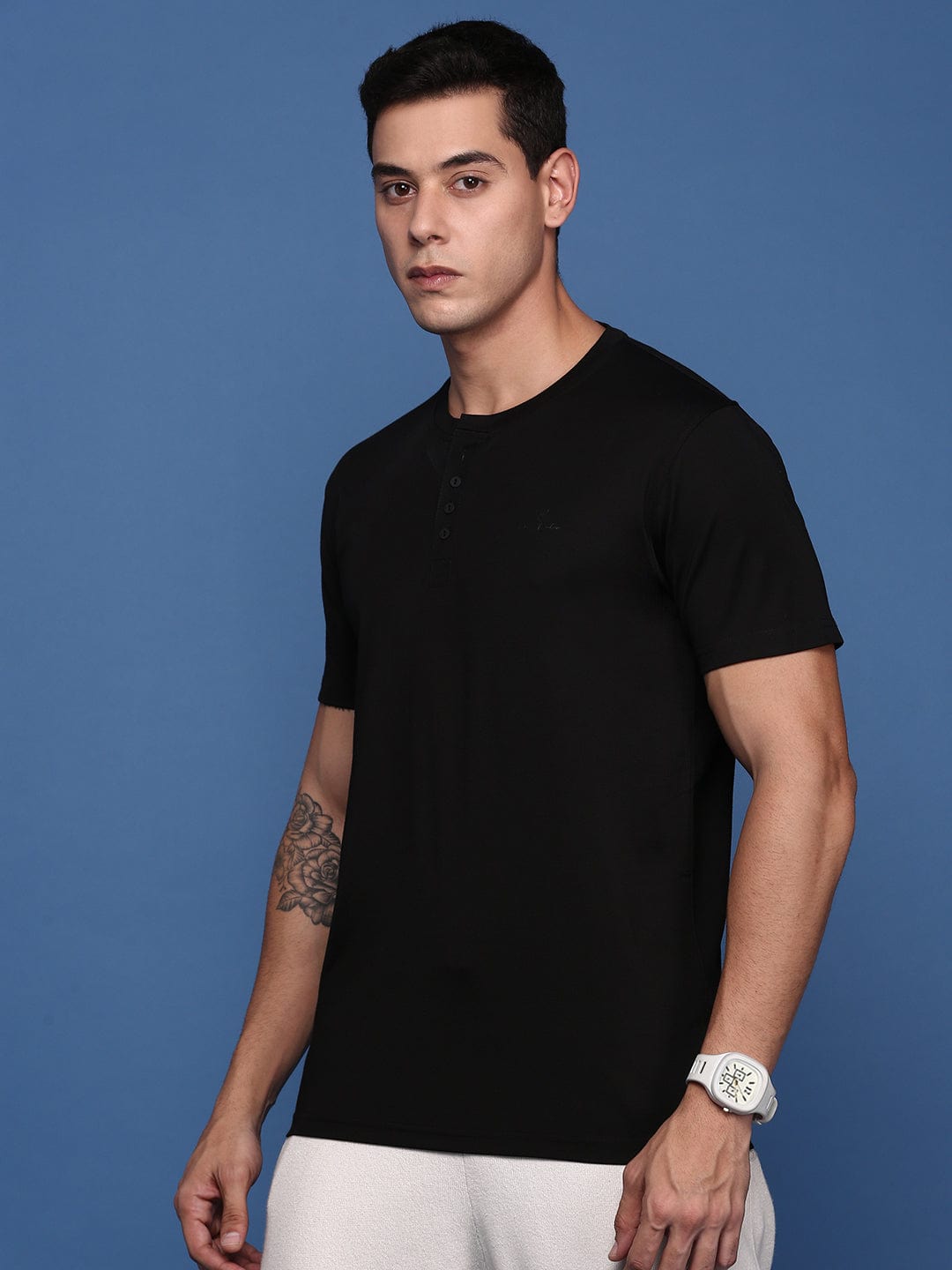 Men's Black Solid Round Neck Cotton Slim Fit T-Shirt