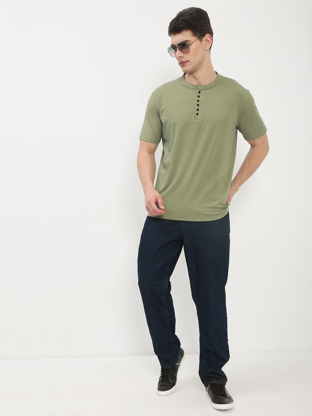 Men's Green Solid Henley Collar T-Shirt