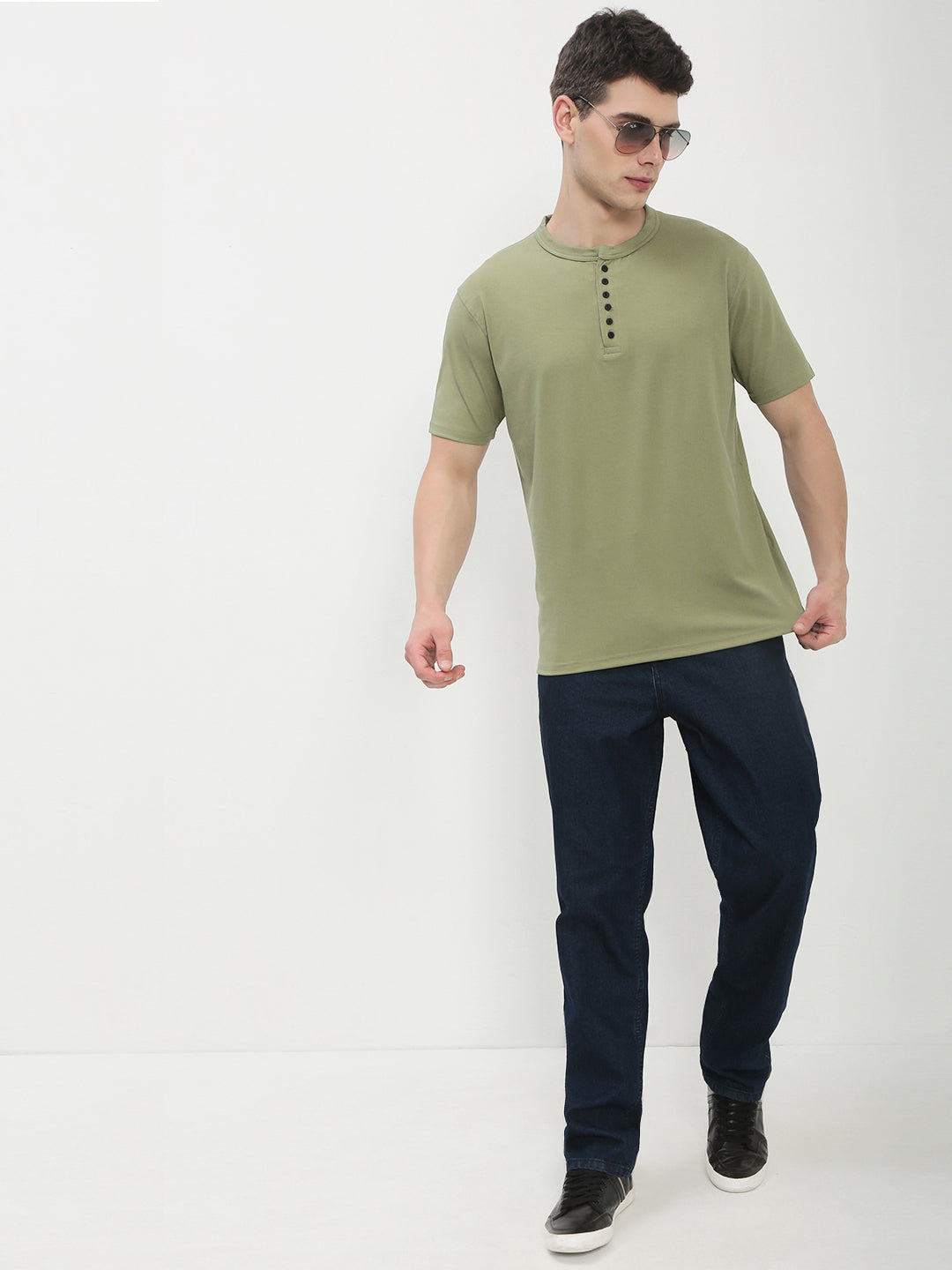Men's Green Solid Henley Collar T-Shirt