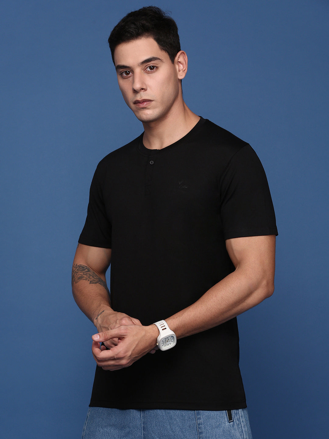 Men Solid Black Slim Fit T-Shirt